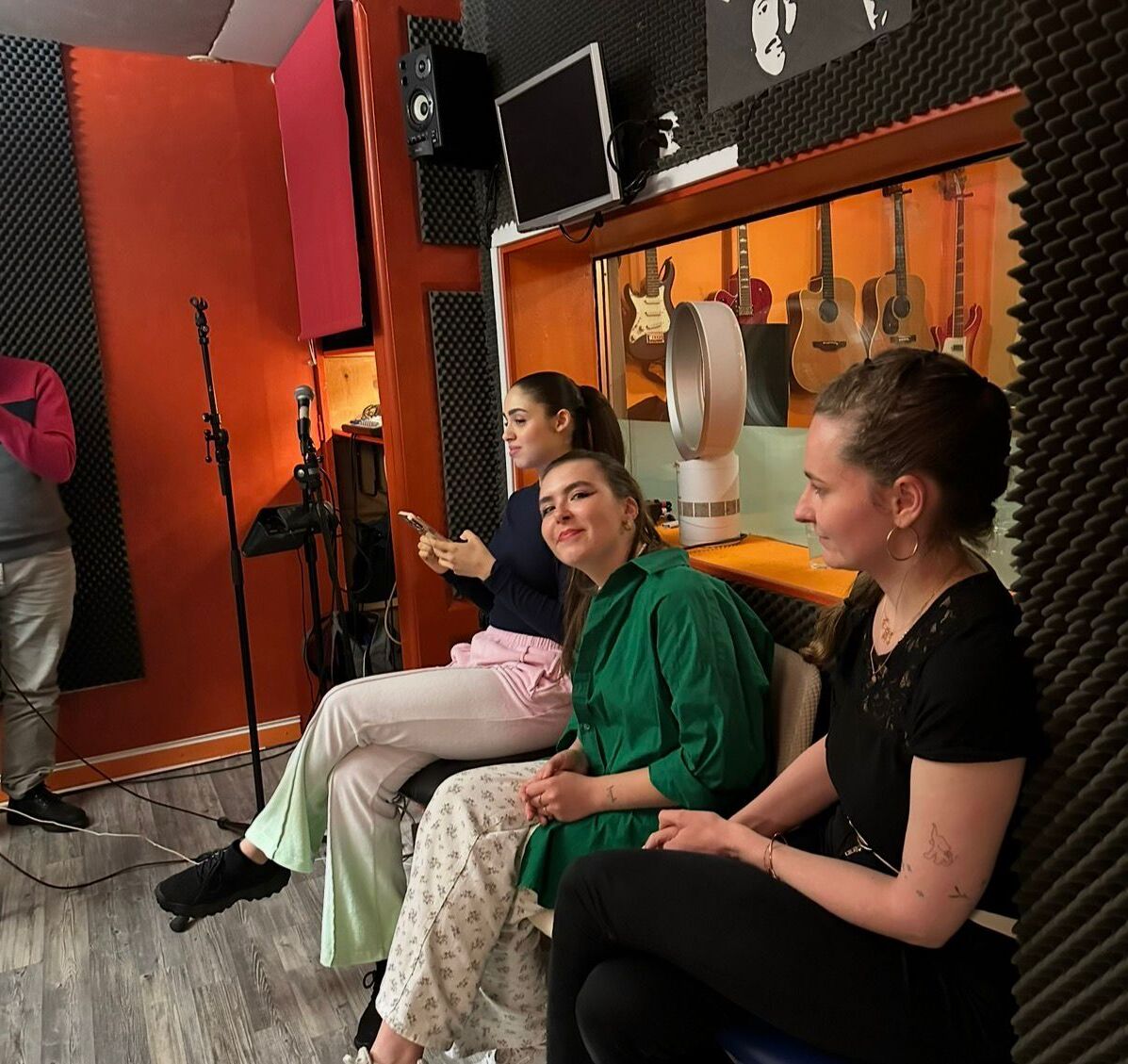 Cours de chant débutant à Genève avec professeur vocal en studio, apprentissage de la respiration, de la justesse et de la confiance en voix.